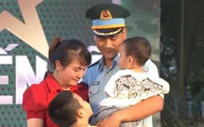 Xúc động cuộc hội ngộ bất ngờ trên sân khấu Chúng tôi chiến sĩ