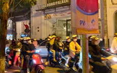 Người ở nhà đón Giáng sinh, người đổ ra đường