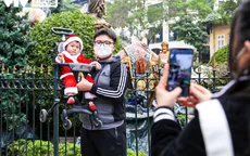 Hà Nội: Người dân tranh thủ check-in "nốt" ở Nhà thờ Lớn trước giờ cấm