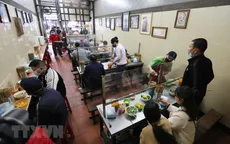Người dân Hà Nội tranh thủ ăn uống tại hàng quán trước khi  dịch vụ không thiết yếu đóng cửa