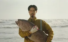 Đen bắt tay Nguyên Thảo tung MV mới vào cuối năm, ôm cá rap ở biển