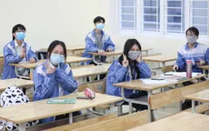 Học sinh hồi hộp, háo hức khi lần đầu trực tiếp gặp thầy cô, bạn bè