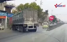 Rẽ trái đột ngột, xe 4 chỗ đâm nghiêng cả cột biển báo
