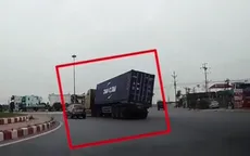 Xe container lật ngang khi ôm cua tại vòng xuyến