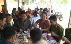 Mang Tết về cho vùng lũ Trà Leng