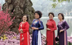 Người dân Hà Nội diện áo dài nô nức đi du xuân sáng mùng 1 Tết