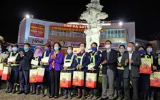 Tặng quà Tết cho công nhân môi trường đô thị trong đêm giao thừa