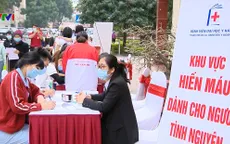 Thiếu máu trầm trọng - các y bác sỹ tình nguyện hiến máu
