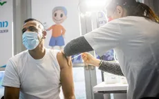 Israel lập trạm tiêm vaccine lưu động tại quầy bar