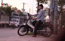 Khó trăm bề vì dịch bệnh, nhiều công nhân chạy xe ôm, bán vé số kiếm thêm thu nhập