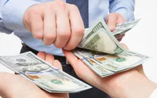 Càng nhân sự cấp cao càng bị giảm nhiều lương