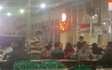 Bất chấp quy định, hàng quán "bên ngoài im lìm, bên trong tấp nập"