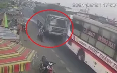 Xe tải vượt ẩu hất văng xe máy chở 2 con nhỏ xuống đường
