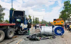 3 cuộn thép nặng hàng chục tấn rơi xuống đường, nhiều người thoát nạn