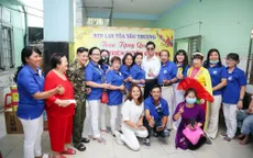 Danh ca Ngọc Sơn tự lái xe đến tặng quà Tết cho trẻ em mồ côi dịp Tết