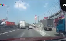 Clip: Xe máy lạng lách đâm vào đuôi ô tô