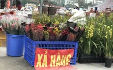 COVID-19 “tái xuất”: Dân buôn đồng loạt thanh lý, xả hàng, nghỉ Tết sớm