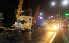 Xe container đâm vào thành cầu vượt Nguyễn Văn Linh tại TP Hải Phòng
