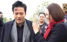 Hậu trường Hướng dương ngược nắng: Sau cảnh lao xe vào Hồng Đăng, Hồng Diễm khoái chí chụp ảnh thê thảm của bạn diễn