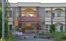 Bà bán vé số vào phòng bệnh nhân COVID-19 rồi đi nhiều nơi, âm tính lần 1