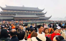 Hàng nghìn người đổ về chùa Tam Chúc, chen lấn hỗn loạn