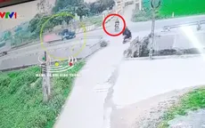 Xe máy sang đường không quan sát bị xe tải tông văng