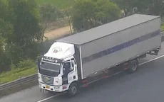 Xe tải ngang nhiên đi lùi trên cao tốc Hà Nội - Hải Phòng