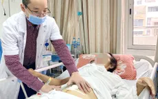 Tưởng béo bụng, vào viện phát hiện khối u nặng... 10 kg