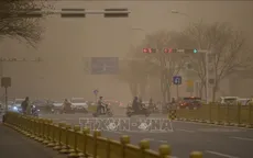Trung Quốc tiếp tục ban bố cảnh báo vàng về bão cát