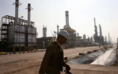 Giá dầu bật tăng gần 1%