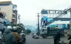 "Vội" 2 giây chờ đèn đỏ, suýt trả giá bằng mạng sống