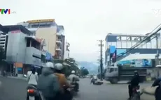 Suýt mất mạng vì điều khiển xe máy cố vượt đèn đỏ
