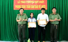 Thưởng nóng cho nữ sinh lớp 9 dũng cảm tham gia bắt trộm