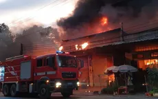 Cháy lớn thiêu rụi 5 ki-ốt và 1 nhà dân