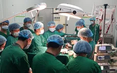 Chấn thương tim nguy kịch sau khi bị thanh gỗ đập vào ngực