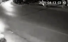 Ôm cua với tốc độ kinh hoàng, xe máy mất lái văng lên mái nhà