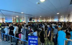Sân bay Tân Sơn Nhất đông nghịt hành khách trong cao điểm sáng