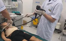 Phẫu thuật gắp que nhựa dài 10 cm trong ruột bệnh nhi 3 tuổi
