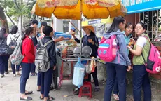 Siết chặt an toàn trước cổng trường học sau các vụ học sinh nhập viện