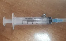 Bé trai nhập viện vì nhét bi sắt vào tai