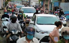 Ô tô “rồng rắn” né trạm thu phí BOT Xa lộ Hà Nội