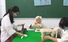 Cụ bà gần 90 tuổi làm phòng khám thú y miễn phí trong suốt 9 năm