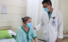 Bơm xi măng sinh học vào đốt sống giúp bệnh nhân thoát cảnh ngồi xe lăn