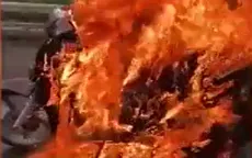 Xe máy SH cháy trơ khung trên cầu Nhật Tân