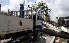 Xe sửa chữa lưới điện kéo sập cổng chào, 2 người thương vong