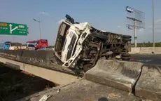 Xe khách tông xe tải lật ngang, dưa hấu lăn lóc trên cao tốc