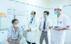 Cứu người đàn ông đột ngột ngưng tim, ngưng thở, gục ngã gần bệnh viện