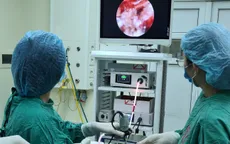 Ngạt mũi cả năm, vào viện bác sĩ gắp ra khối sỏi trong mũi
