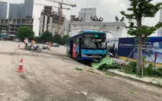 Xe bus lao lên vỉa hè tông chết người đi bộ