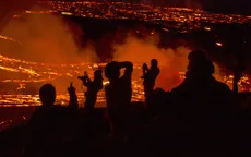 Núi lửa ở Iceland phun trào, hàng chục nghìn người tới chiêm ngưỡng